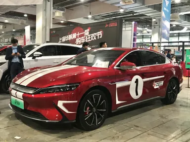 BYD Han EV на выставке в Китае, ноябрь 2020 года. Полосы и номер — оформление выставочного автомобиля, не стандартное оснащение.