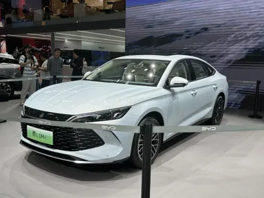 BYD Qin L DM-i на автосалоне в апреле 2024 года. Конкретная комплектация выставочной машины не установлена.