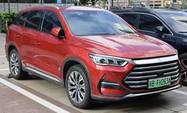 BYD Song Pro DM-i 2022 модельного года; снимок сделан в 2023 году. Батарея и комплектация по фотографии не определяются.