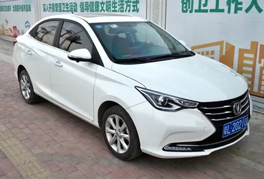 Белый Changan Alsvin: вид спереди и сбоку