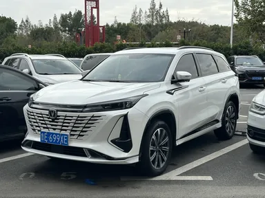 Changan CS75 Plus: вид спереди и сбоку