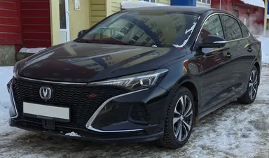 Чёрный Changan Eado Plus DLX: вид спереди и сбоку
