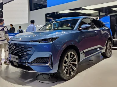 Синий Changan UNI-K на автосалоне в Шанхае: вид спереди и сбоку