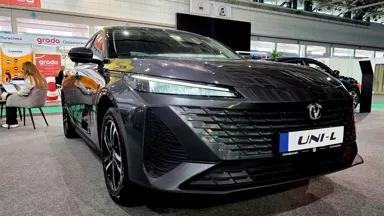 Электрический Changan UNI-L на выставке TIBO 2026 в Минске. Оснащение показанного экземпляра может отличаться от серийного Luxe позднего выпуска.