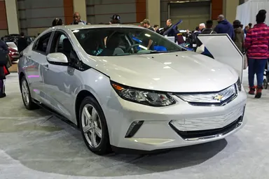 Chevrolet Volt II 2017 года на автосалоне