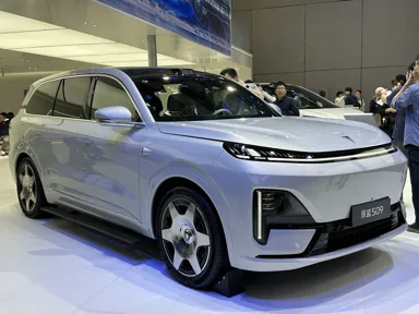 Deepal S09 на выставке в Китае, апрель 2025 года. Иллюстрация кузова; характеристики белорусских комплектаций приводятся по отдельному прайсу.