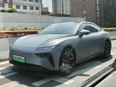 Dongfeng eπ007 в Китае, июнь 2024 года. Иллюстрация кузова; оснащение белорусских комплектаций 2026 года проверяется отдельно.