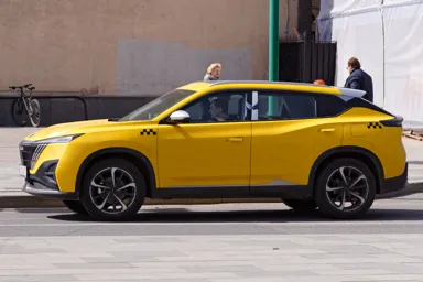Dongfeng MAGE в Москве, апрель 2026 года. Российское исполнение в окраске такси; белорусское оснащение проверяйте отдельно.