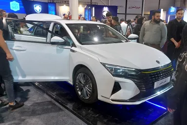 Dongfeng Shine MAX на выставке в Иране, сентябрь 2023 года. Иллюстрация модели; белорусскую комплектацию и силовую установку фото не подтверждает.
