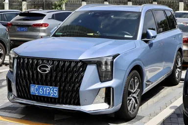 Синий GAC Trumpchi GS8 второго поколения: вид спереди и сбоку