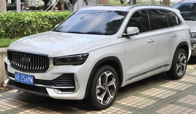 Белый Geely Xingyue L, известный на экспортных рынках как Monjaro: вид спереди и сбоку