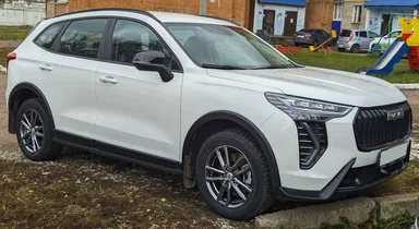 Белый Haval Jolion после обновления экстерьера: вид спереди и сбоку