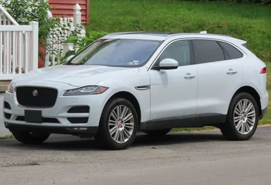 Jaguar F-Pace — фотография автомобиля