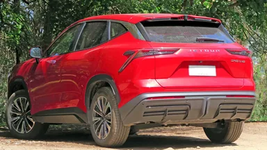 Красный Jetour Dashing 1.5T Lux, вид сзади и сбоку