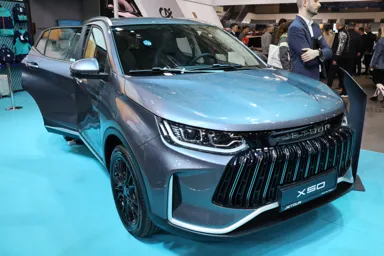 Jetour X50 на выставке в Познани, апрель 2026 года. Польское исполнение; белорусское оснащение проверяйте отдельно.