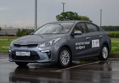 Серый Kia Rio четвёртого поколения FB, российский седан 2017 года: вид спереди и сбоку