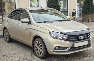 Седан Lada Vesta первого поколения до обновления NG, вид спереди