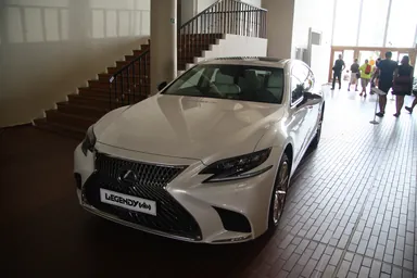 Lexus LS 500h XF50 на выставке в Праге