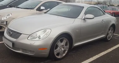 Lexus SC 430 2002 года с поднятой жёсткой крышей