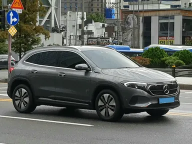 Mercedes-Benz EQA 250 H243 спереди