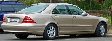 Mercedes-Benz S 320 W220 2000 года, вид сзади