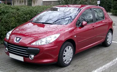 Обновлённый пятидверный Peugeot 307, вид спереди