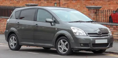 Toyota Corolla Verso AR10 TR D-4D 2.2 2006 года, вид спереди