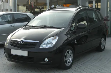 Ранний Toyota Corolla Verso E120, вид спереди