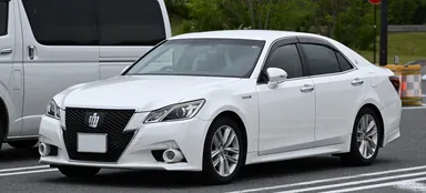 Toyota Crown Hybrid Athlete S поколения S210, вид спереди