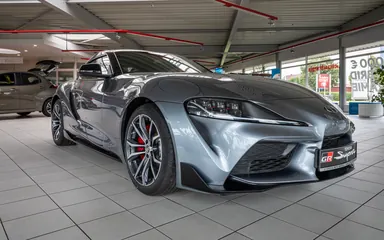 Toyota GR Supra A90 в немецком автосалоне, вид спереди