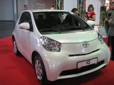 Ранний Toyota iQ на выставке в Познани, вид спереди