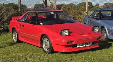Ранний Toyota MR2 AW11 1986 года с поднятыми фарами