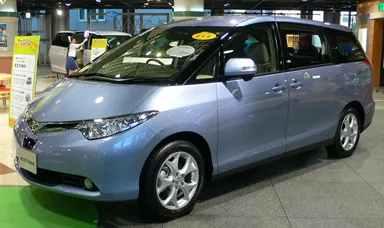 Ранний Toyota Estima третьего поколения в выставочном центре AMLUX