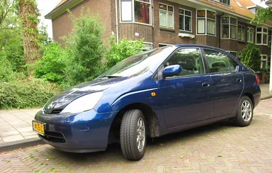 Toyota Prius NHW11 2001 года, вид спереди