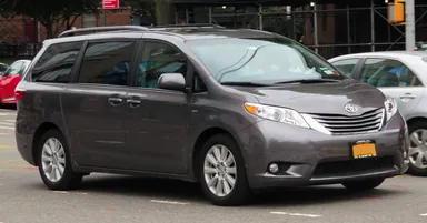 Toyota Sienna 2017 года поколения XL30, вид спереди