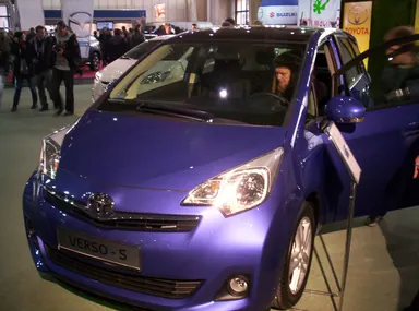Toyota Verso-S на выставке в 2011 году, вид спереди