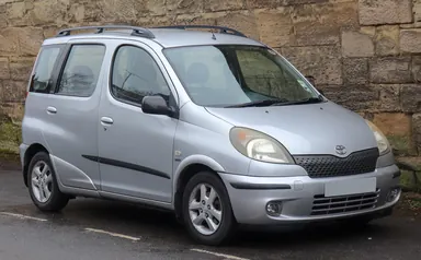 Британский Toyota Yaris Verso GLS 2001 года, вид спереди