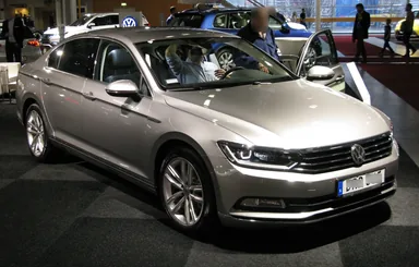 Европейский Volkswagen Passat B8, вид спереди на выставке