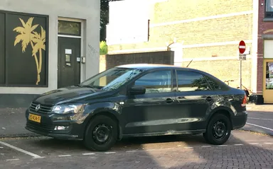 Volkswagen Polo sedan первого поколения, вид спереди