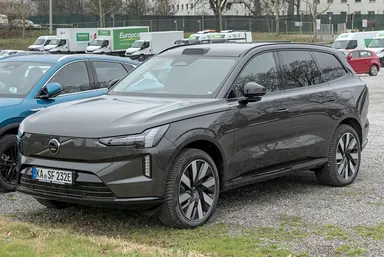 Ранний Volvo EX90, вид спереди