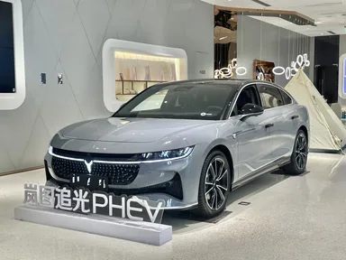 Voyah Zhuiguang PHEV (Passion): вид спереди и сбоку