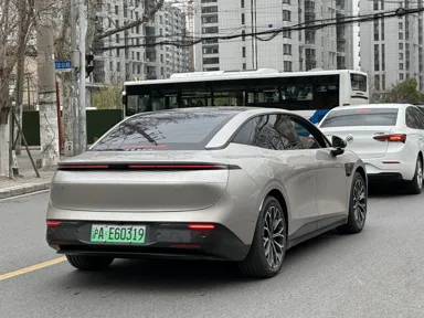 Zeekr 007 в Китае, март 2024 года. Фотография стартового кузова; батарея и комплектация по ней не устанавливаются.