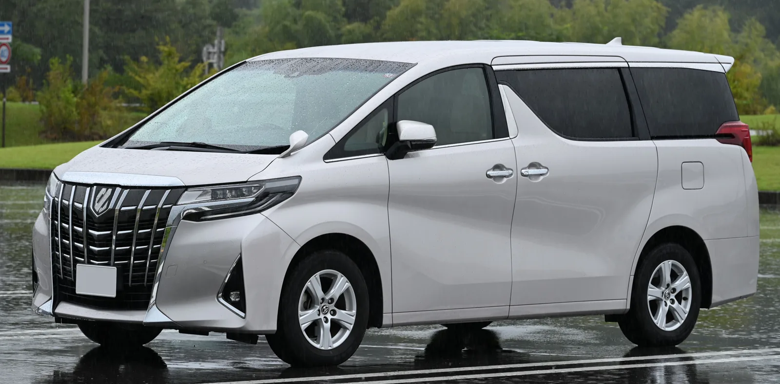 Toyota Alphard X AH30 после обновления 2018 года, вид спереди