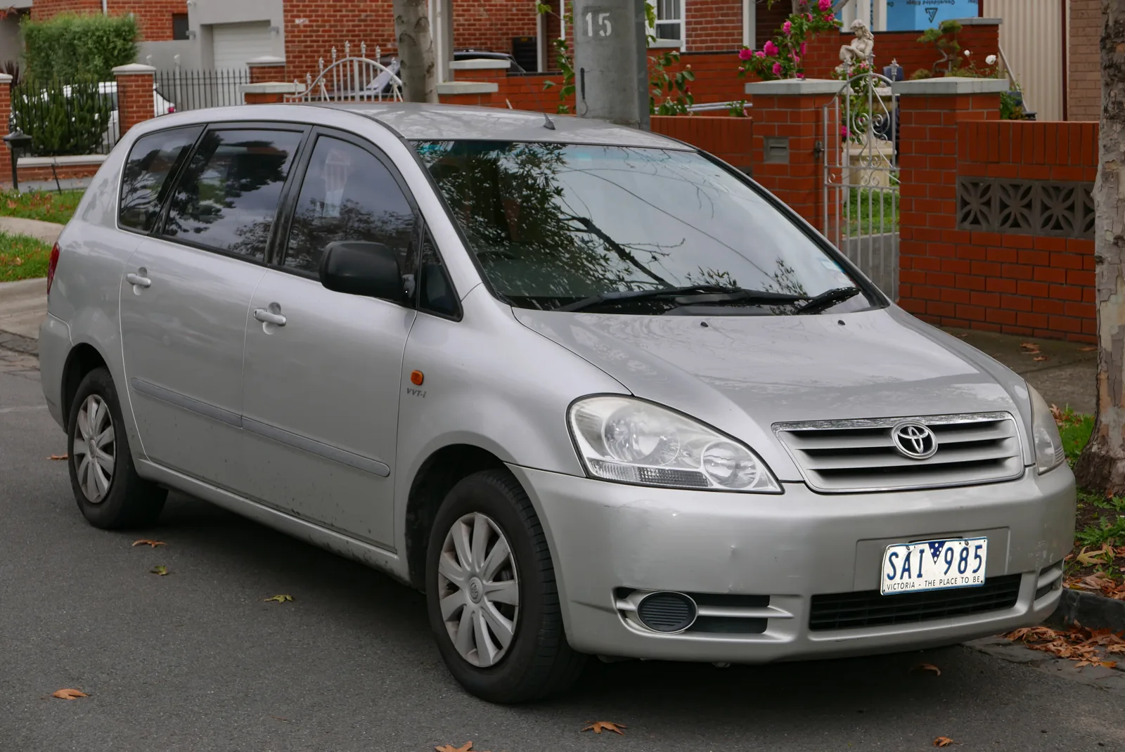 Toyota Avensis Verso GLX 2002 года, вид спереди