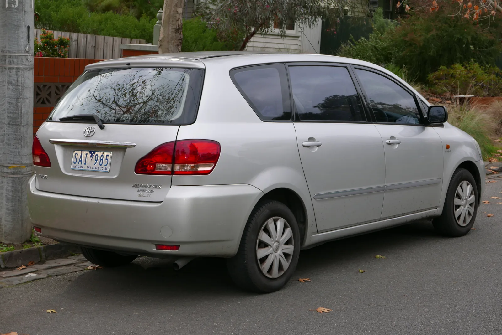 Toyota Avensis Verso XM20, вид сзади