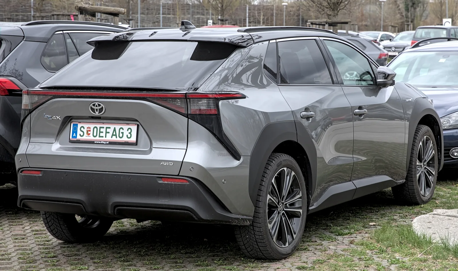 Европейский Toyota bZ4X AWD, вид сзади