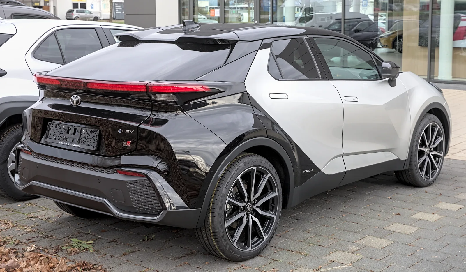 Toyota C-HR II GR Sport HEV AWD-i, вид сзади