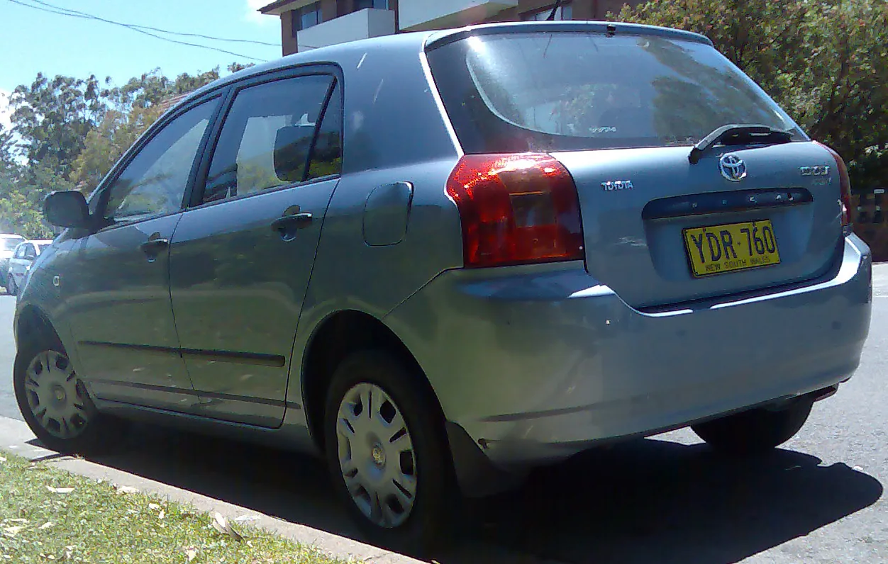Пятидверный Toyota Corolla E120, вид сзади