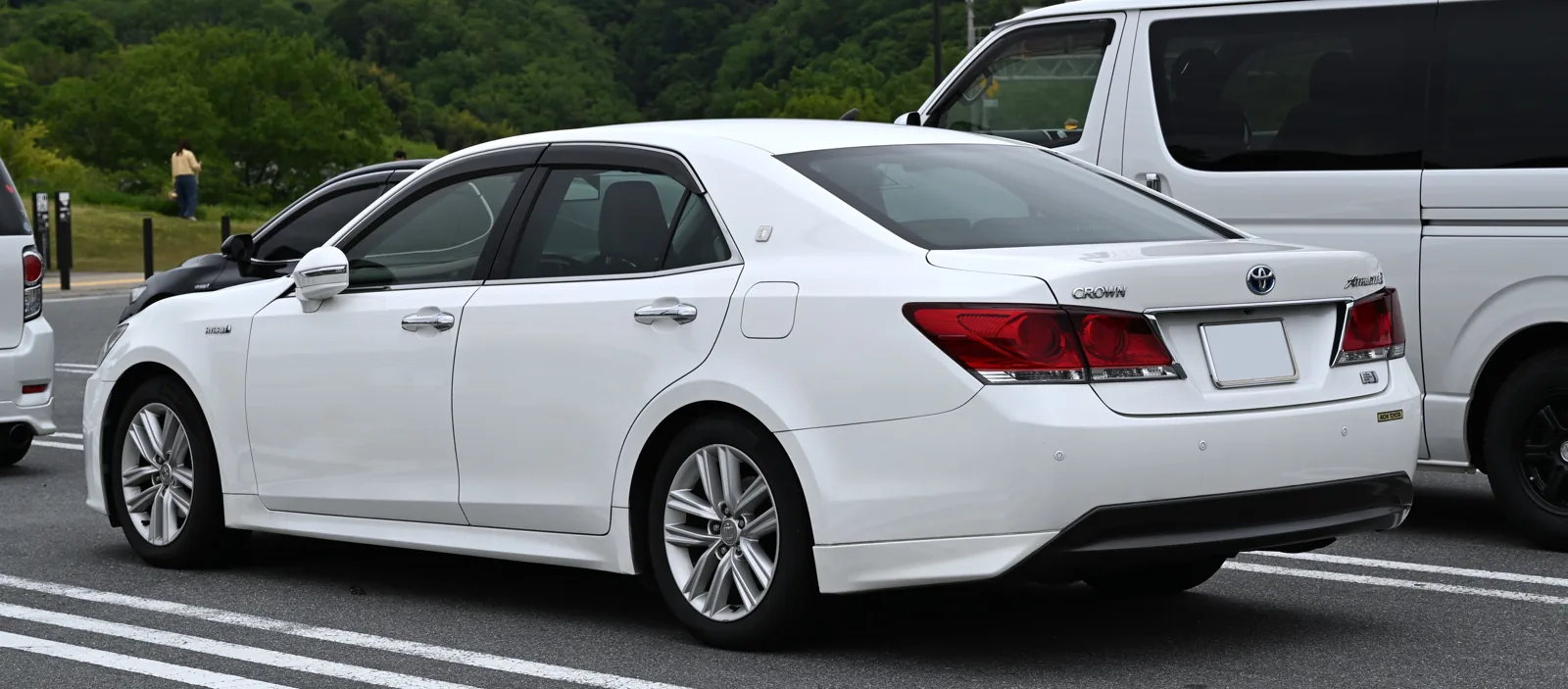 Toyota Crown Hybrid Athlete S S210, вид сзади