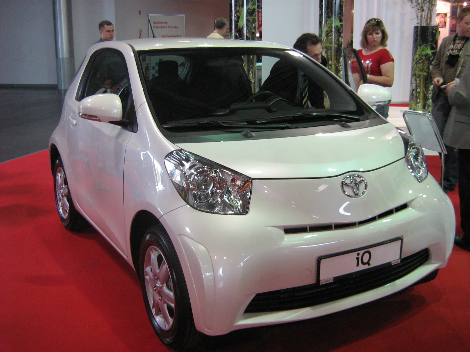 Ранний Toyota iQ на выставке в Познани, вид спереди